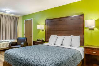 Econo Lodge West - Coors Blvd - 3