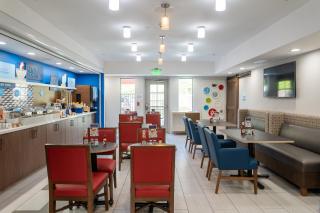 Holiday Inn Express & Suites - Lake Forest by IHG - 3