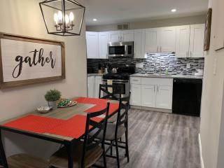 Welcoming Barn, 2 BEDROOM & 1 Bath & Parking - Atlanta - 4