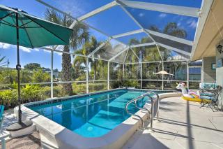 Cape Coral Waterfront Getaway with Kayaks and Bikes! - Cape Coral - 0