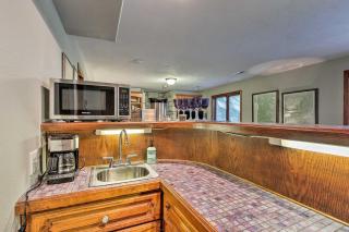 Charming Hideaway with Patio 3 Mi to Kansas State! - Manhattan - 2