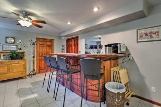 Charming Hideaway with Patio 3 Mi to Kansas State! - Manhattan - 4