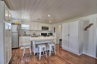 Steps to Sand Galveston Beach Bungalow! - Galveston - 3