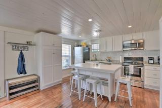Steps to Sand Galveston Beach Bungalow! - Galveston - 8