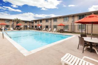 Super 8 by Wyndham Beaumont I-10 College St - Beaumont - 6