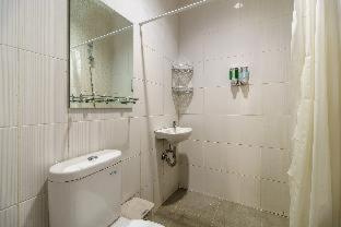 RedDoorz Plus near Exit Toll Puncak 2 - Bogor - 1