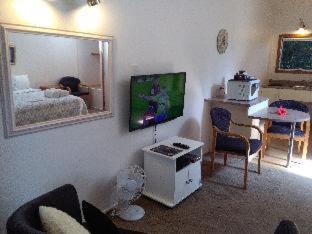 Colonial House Motel - 1