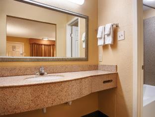Quality Inn & Suites Dallas-Cityplace - 4
