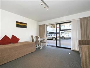 Marksman Motor Inn - 9