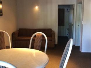 Marksman Motor Inn - 1