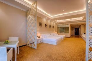 The Golden Crown Hotel - 9