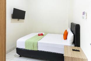 RedDoorz Syariah near Purwosari Train Station - Solo - 8