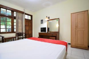 RedDoorz Plus @ Laweyan - Solo - 6