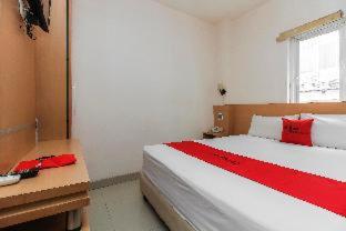 RedDoorz Plus near Galaxy Bekasi - 9