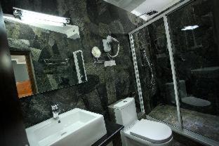 Hotel Travellers Nest Kandy - 1