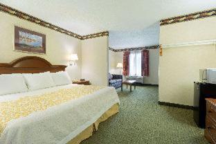 Days Inn by Wyndham Clinton - 9