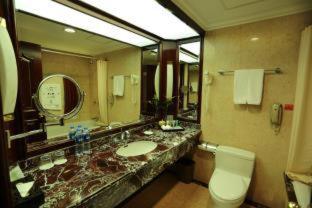 Holiday Inn Shanghai Nanjing Road by IHG - Shanghai - 7