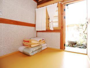 Happiness Full Hanok Guesthouse - 9