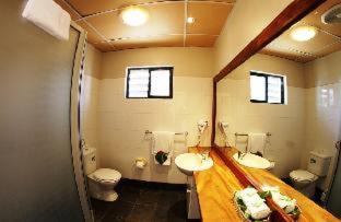 Smugglers Cove Beach Resort & Hotel - Nadi - 5
