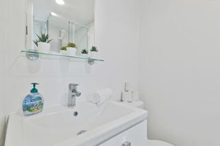 On the Water with Free Parking - By My Getaways - Brighton & Hove - 3