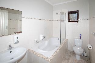 Bluewater Beachfront Guest House - 1