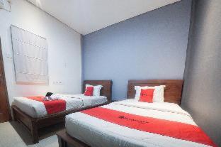 RedDoorz Plus near Green Pramuka Square Mall - 9