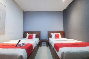 RedDoorz Plus near Green Pramuka Square Mall - 7