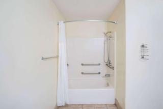 Travelodge by Wyndham Santee - Santee - 8