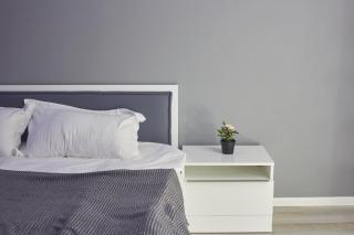 Квартира-студия в центре с белым постельным, идеально чиcтая, с большим зеркалом - 1