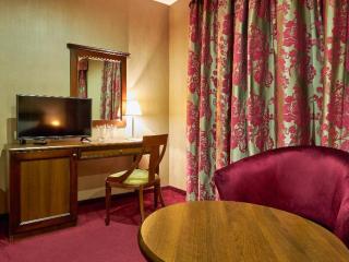 Yantra Grand Hotel - 4