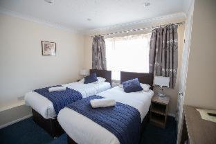 Corner House Hotel Gatwick with bookable Holiday parking - 7