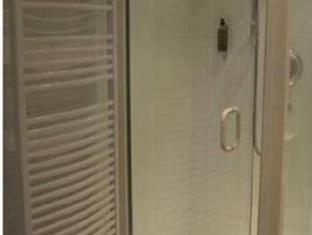 Corner House Hotel Gatwick with bookable Holiday parking - 4