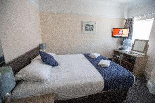 Corner House Hotel Gatwick with bookable Holiday parking - 3