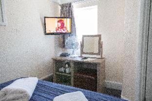 Corner House Hotel Gatwick with bookable Holiday parking - 2