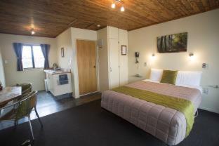 Pinewood Motels - 5