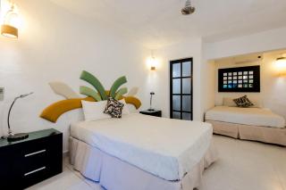 Private Villa 10 Rooms, Private Pool, Walk to Beach - 4