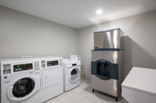 Holiday Inn Express Hotel & Suites Columbus by IHG - 6