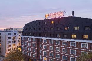 Ramada Hotel & Suites by Wyndham Bucharest North - Bucarest - 2