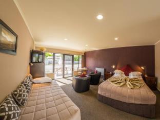 Lakefront Lodge - 6