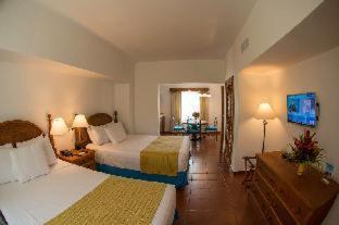 Amatique Bay Hotel - 8