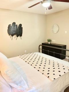 Spacious 2BR&2BA Med Center APT, Free parking&shuttle - Houston - 3