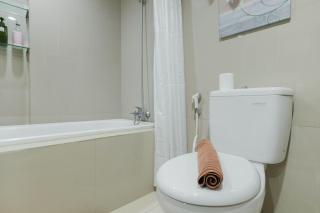 Elegant and Comfy Studio Azalea Suites Apartment Cikarang By Travelio - Bekasi - 8