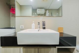 Elegant and Comfy Studio Azalea Suites Apartment Cikarang By Travelio - Bekasi - 1