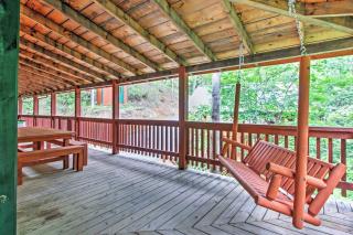 Smoky Mountain Cabin with Hot Tub and Outdoor Kitchen - Sevierville - 8