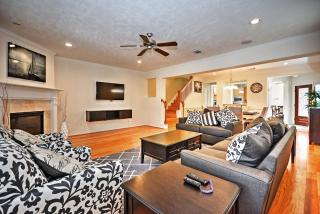 2,500 Sq Ft Townhome - Walk to Central River Oaks! - 0