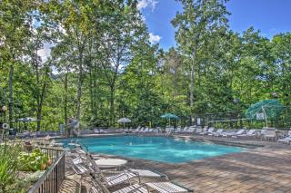 A-Frame with Hot Tub Half Mi to Ober Gatlinburg! - Gatlinburg - 8