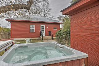 August Schmidt Fredericksburg Cottage with Hot Tub - 9