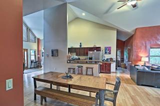 Peaceful Custom Carbondale Home with Pool, Near SIU! - Carbondale - 4