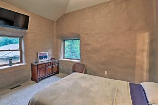 Peaceful Custom Carbondale Home with Pool, Near SIU! - Carbondale - 3