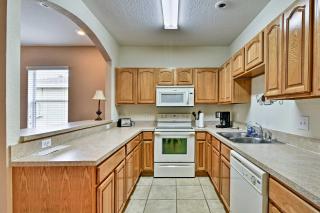 Pet-Friendly Gem with Yard and Pool Access in Sebring - Sebring - 1